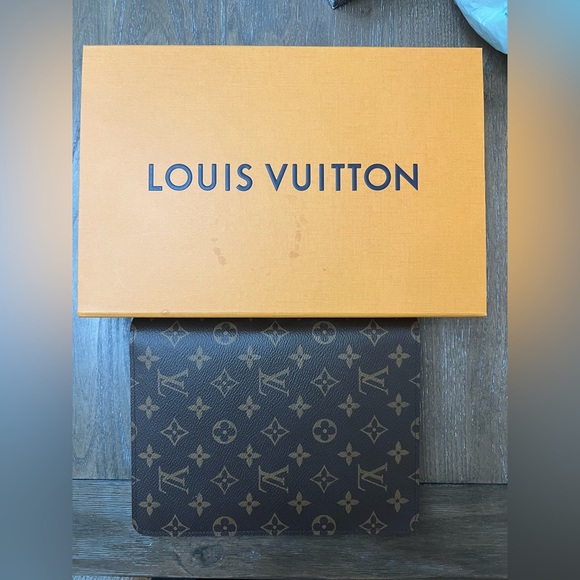 LOUIS VUITTON DESK AGENDA COVER - sold out & comes w/ disc rings and dashboards - Picture 8 of 8